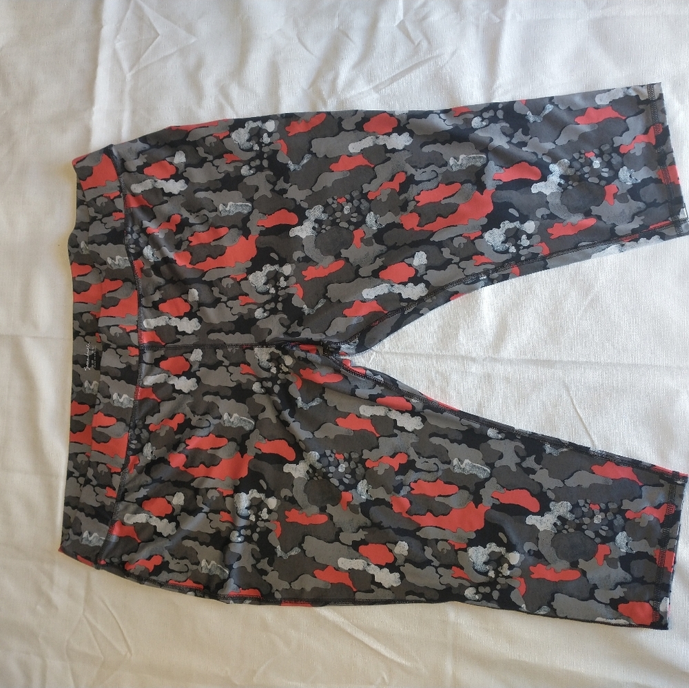 Susan Lucci leggings camo